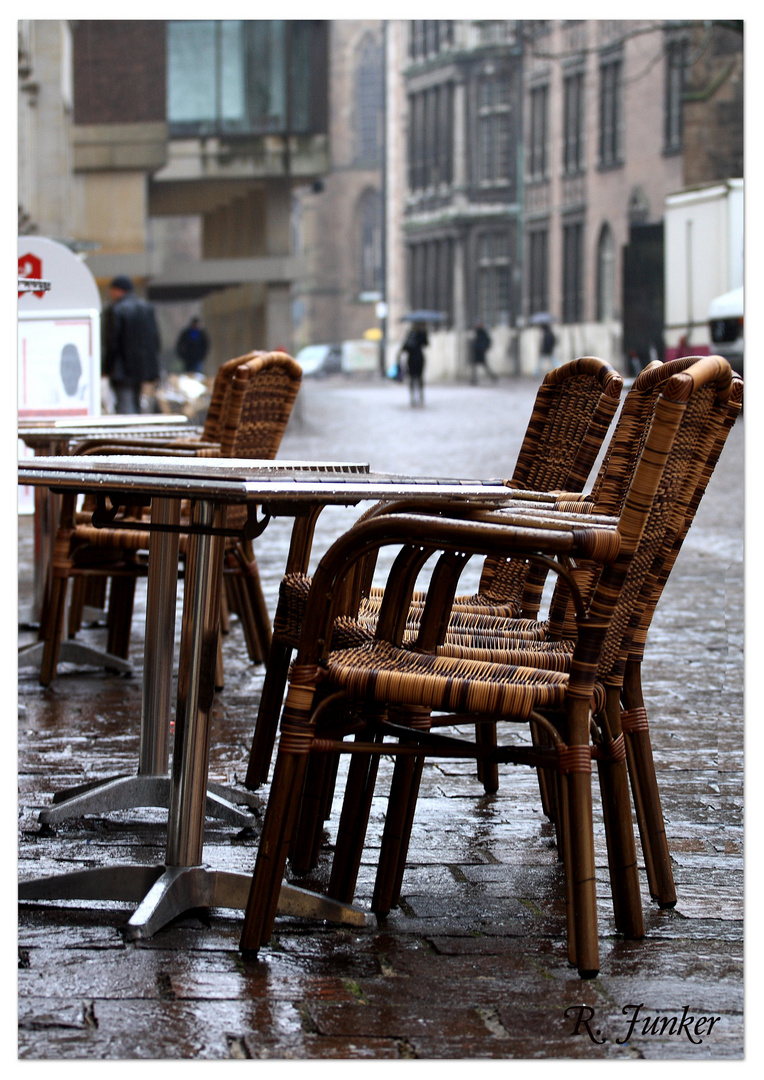 Bitte Setzen - Stühle im Regen