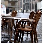 Bitte Setzen - Stühle im Regen