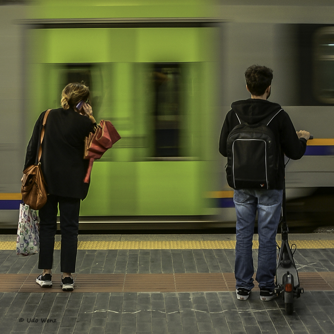 Bitte vom Bahn­steig zurücktre­ten!  Der Zug fährt ein. 