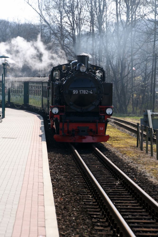 "Bitte zurücktreten, der Zug fährt ein...."