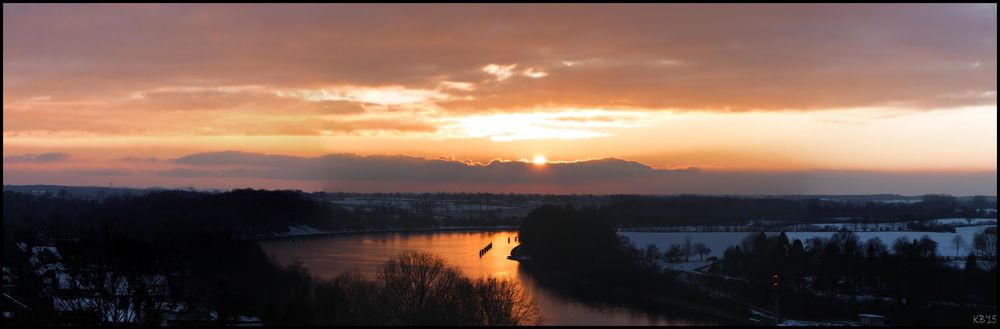 Bitterkalter Sonnenuntergang in Kiel