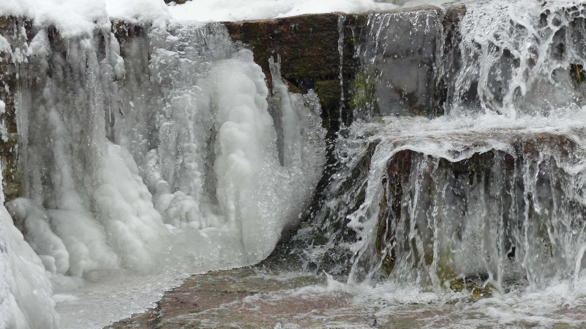 Bizarre Eisgebilde an der Poltertreppe in Albaxen