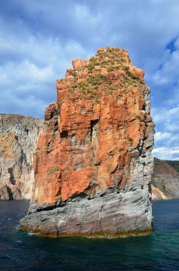 Bizarre Felsen ragen zwischen den Liparischen Inseln aus dem Meer