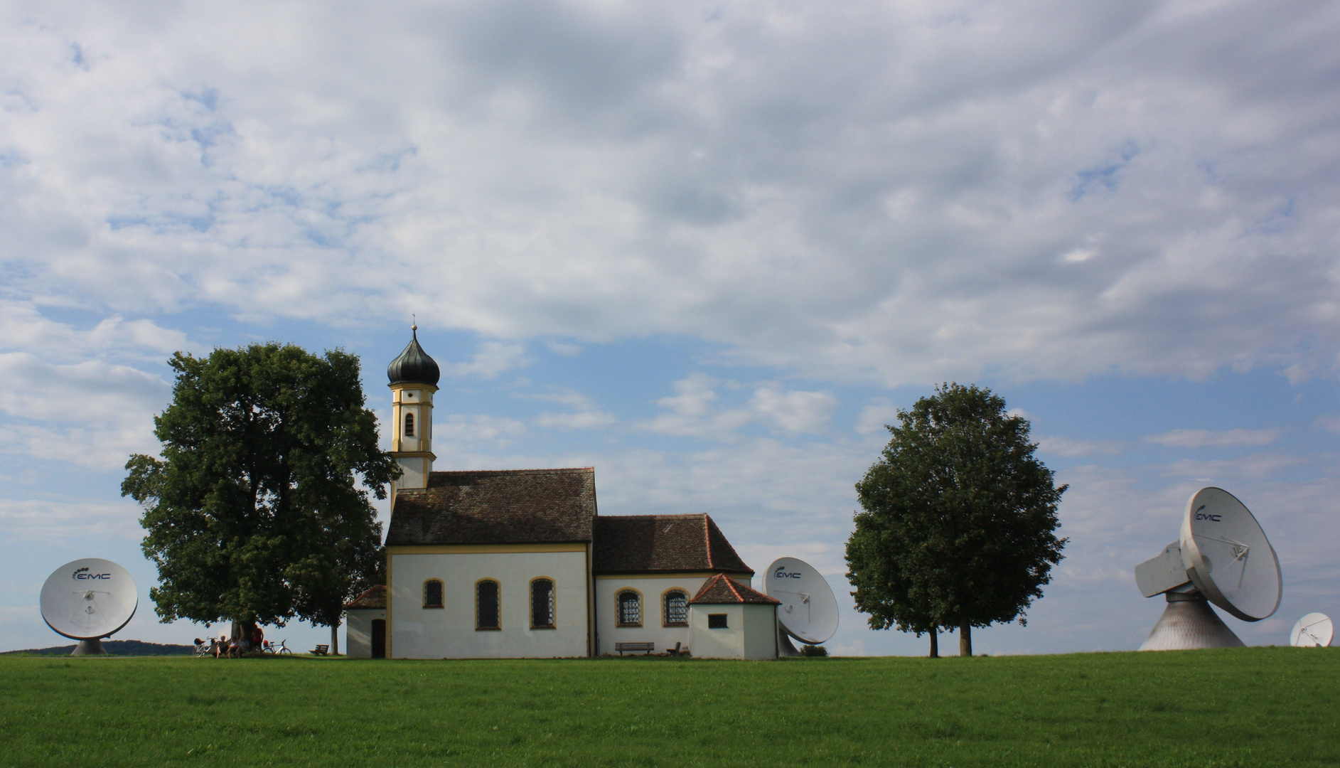 Bizarre Gegensätze bei Raisting / Ammersee