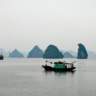 Bizarre Kalkberge in der Ha-Long Bay