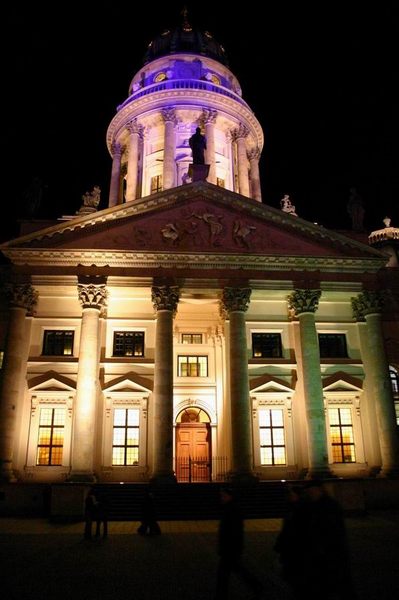 Bizarre Lichterfarben auf dem Französichen Dom