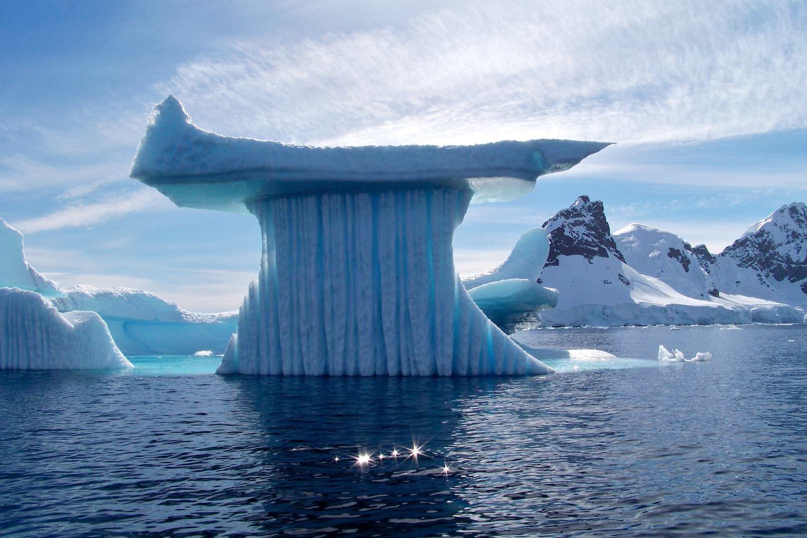 Bizarrer Eisberg in der Antarktis (Paradise Bay)