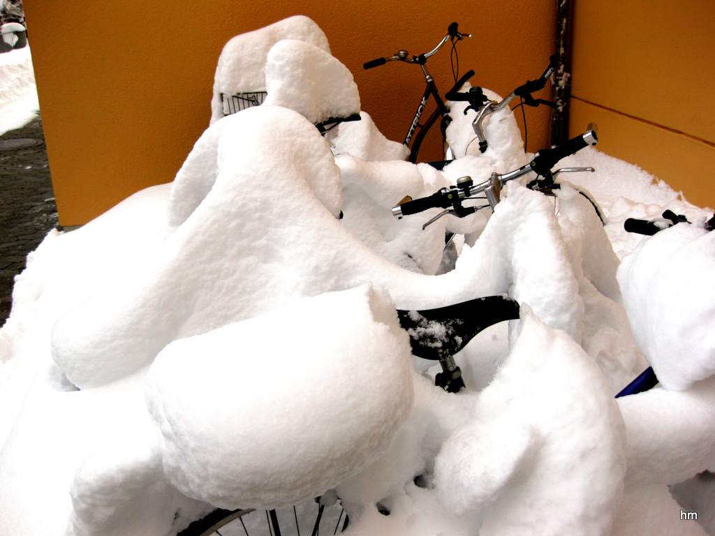 Bizarrer Winter: Fahrradabstellplatz vorm Haus