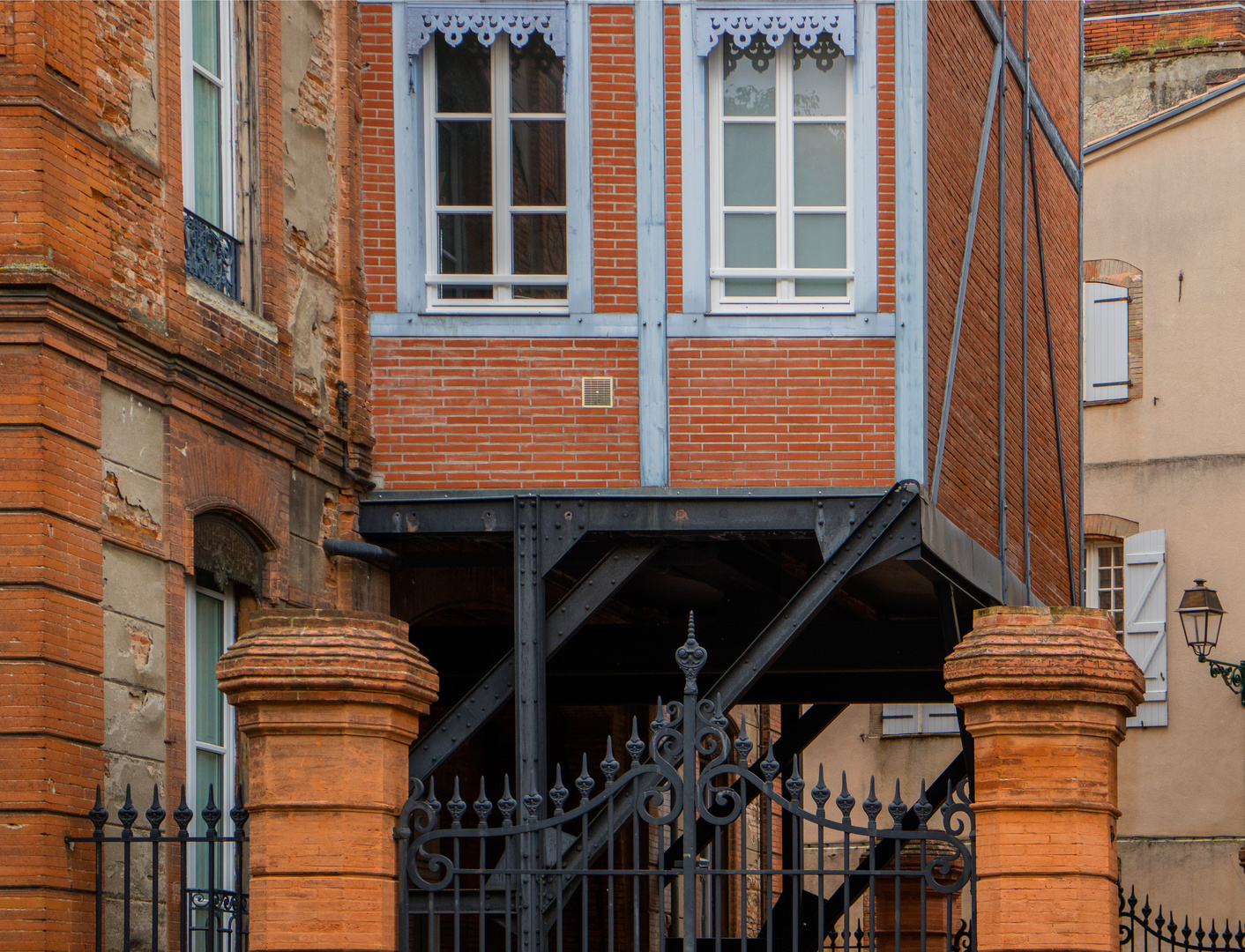 Bizarrerie architecturale, dans les rues de Toulouse.