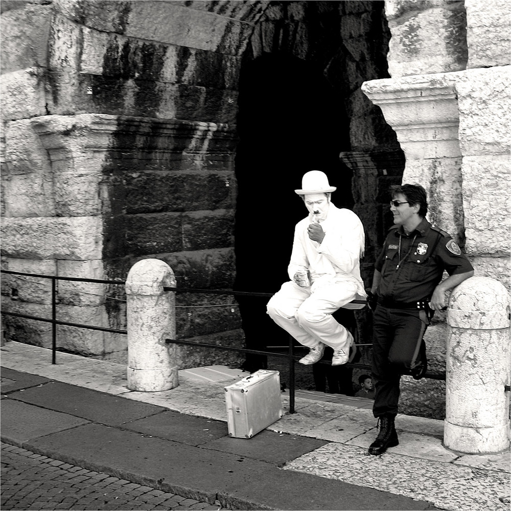 black and white - il carabiniere e il mimo