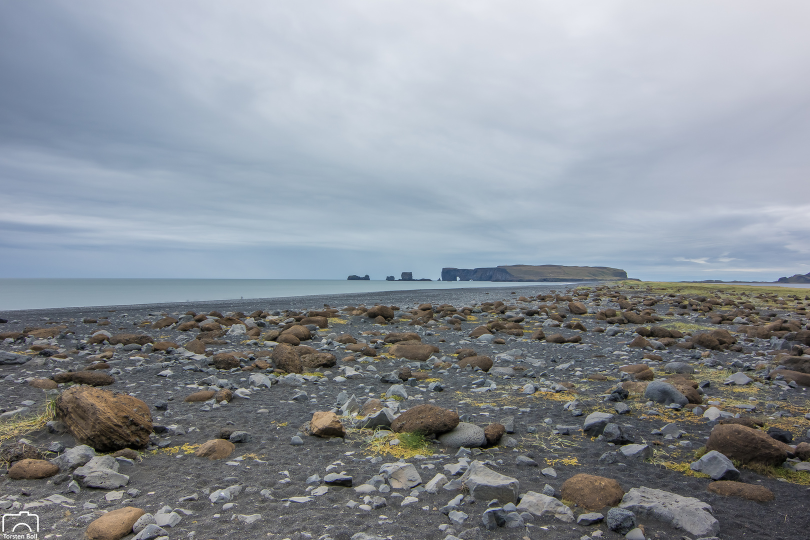 Black Beach "Reynisfjara" mit den schwarzen Felsnadeln "Reynisdrangar"