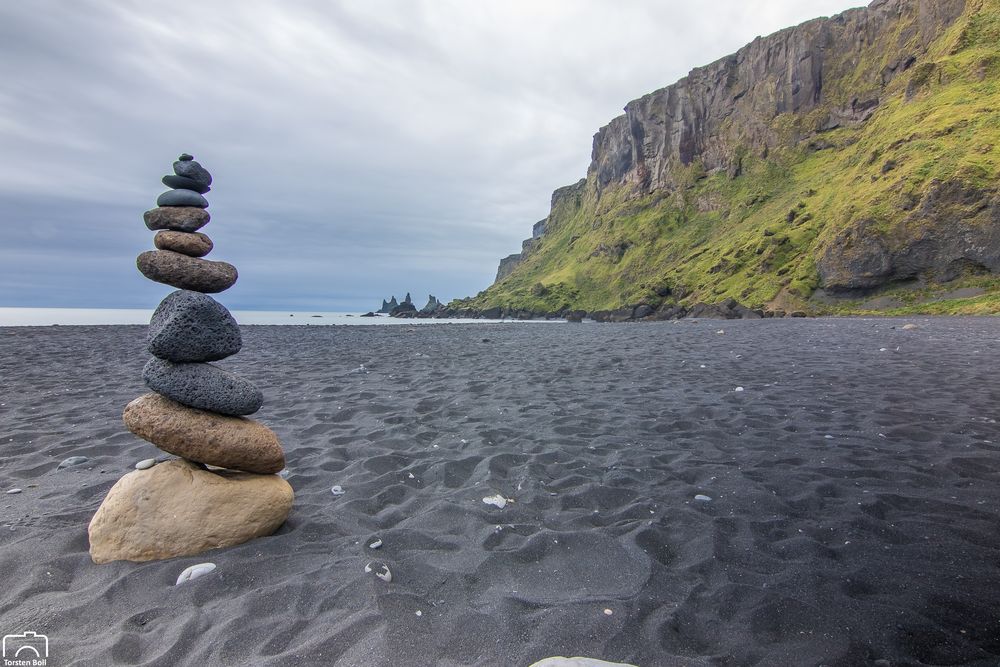 Black Beach "Reynisfjara" mit den schwarzen Felsnadeln "Reynisdrangar"