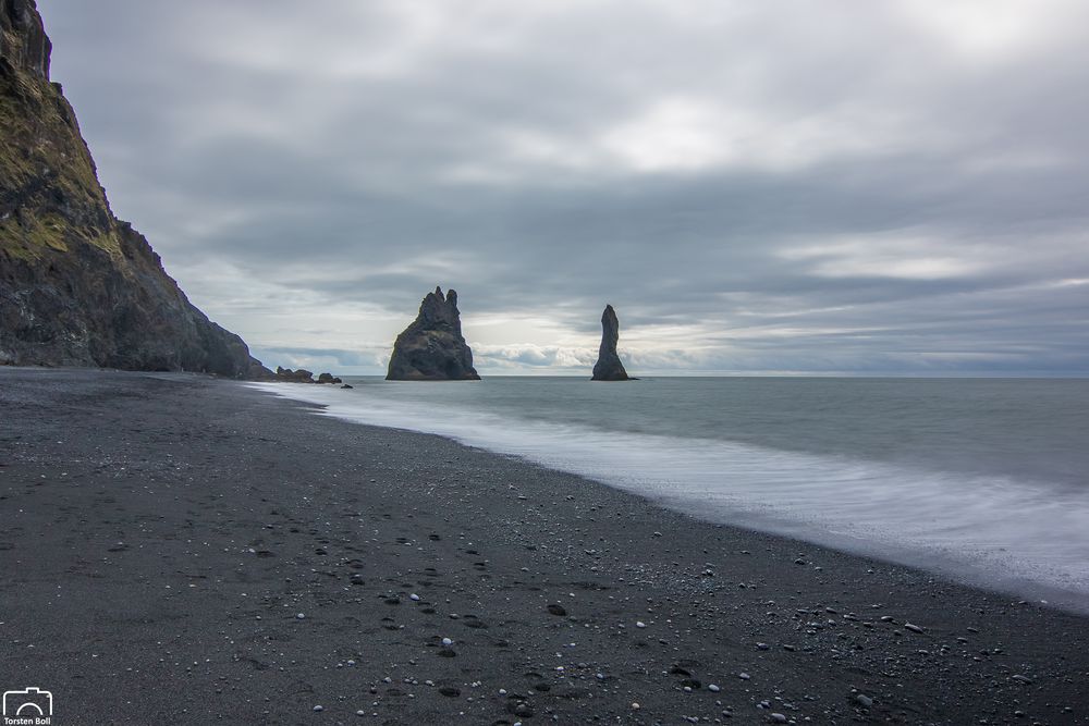 Black Beach "Reynisfjara" mit den schwarzen Felsnadeln "Reynisdrangar"