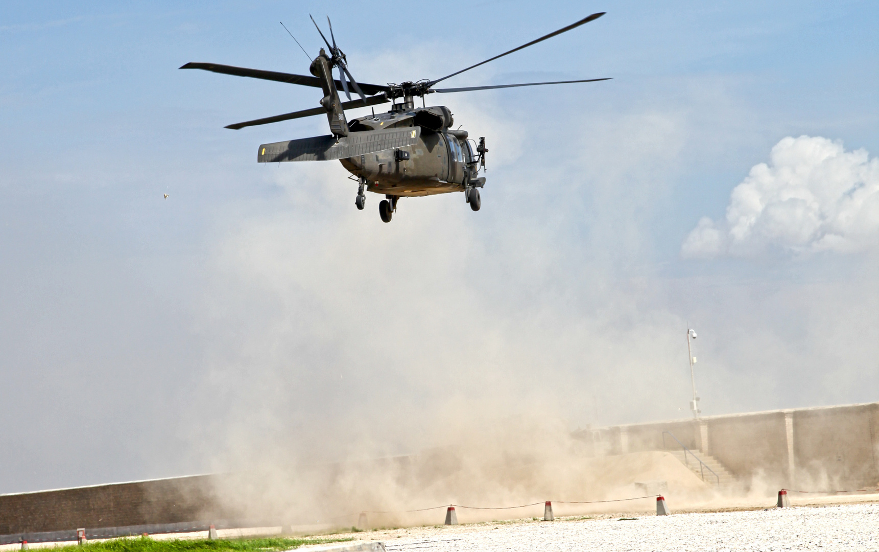 Black Hawk beim Landen mit viel Saub