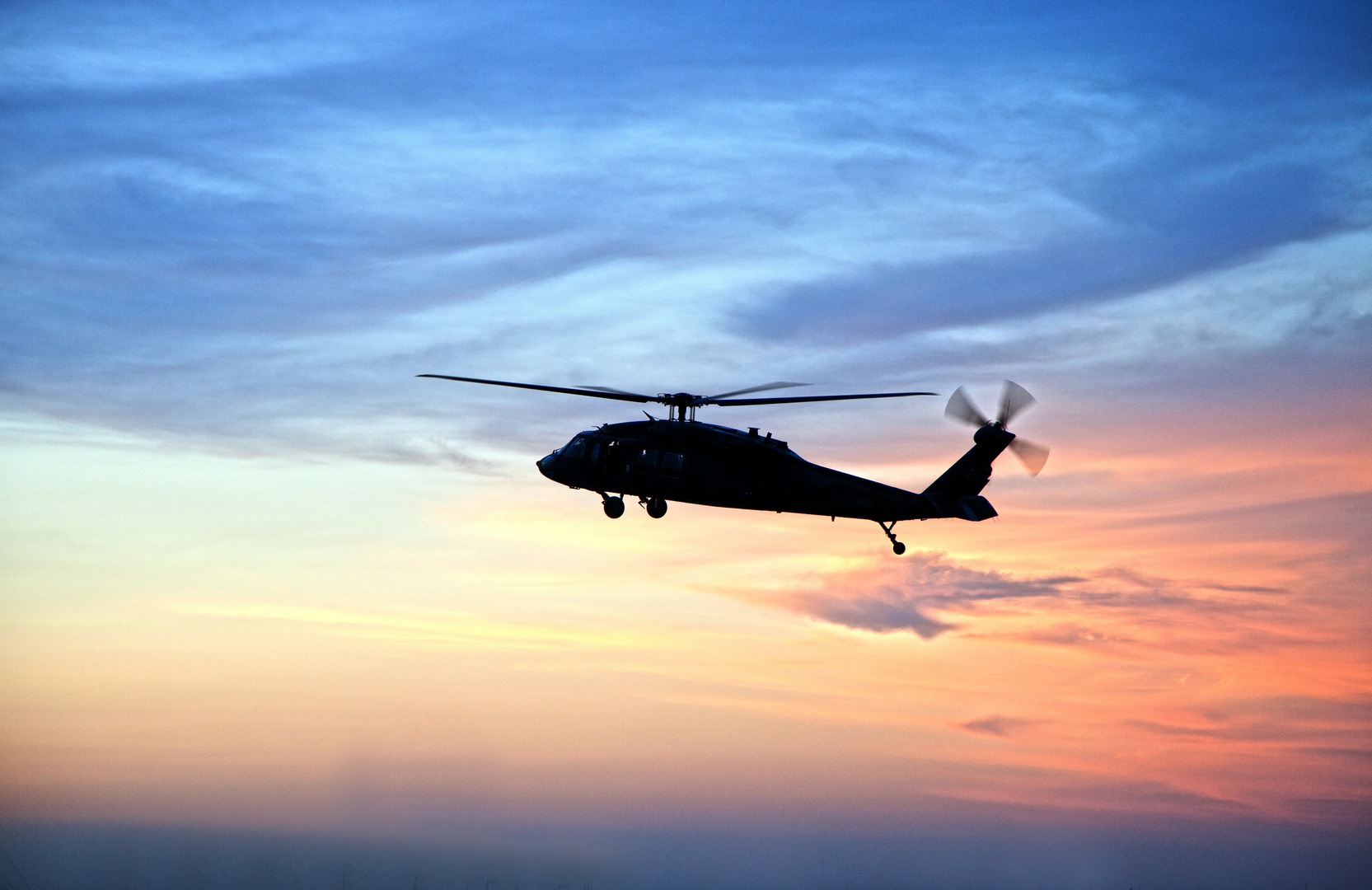 Black Hawk in der Abenddämmerung am Landen