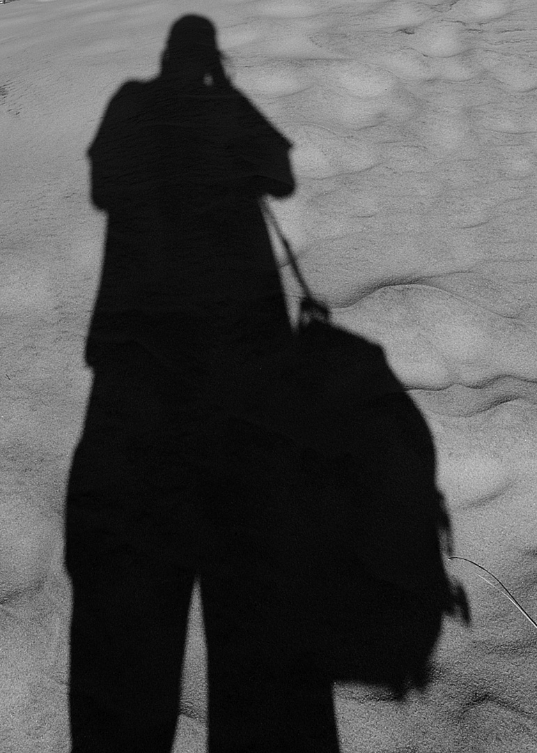 Black & White Fryday, shadowman in the sand