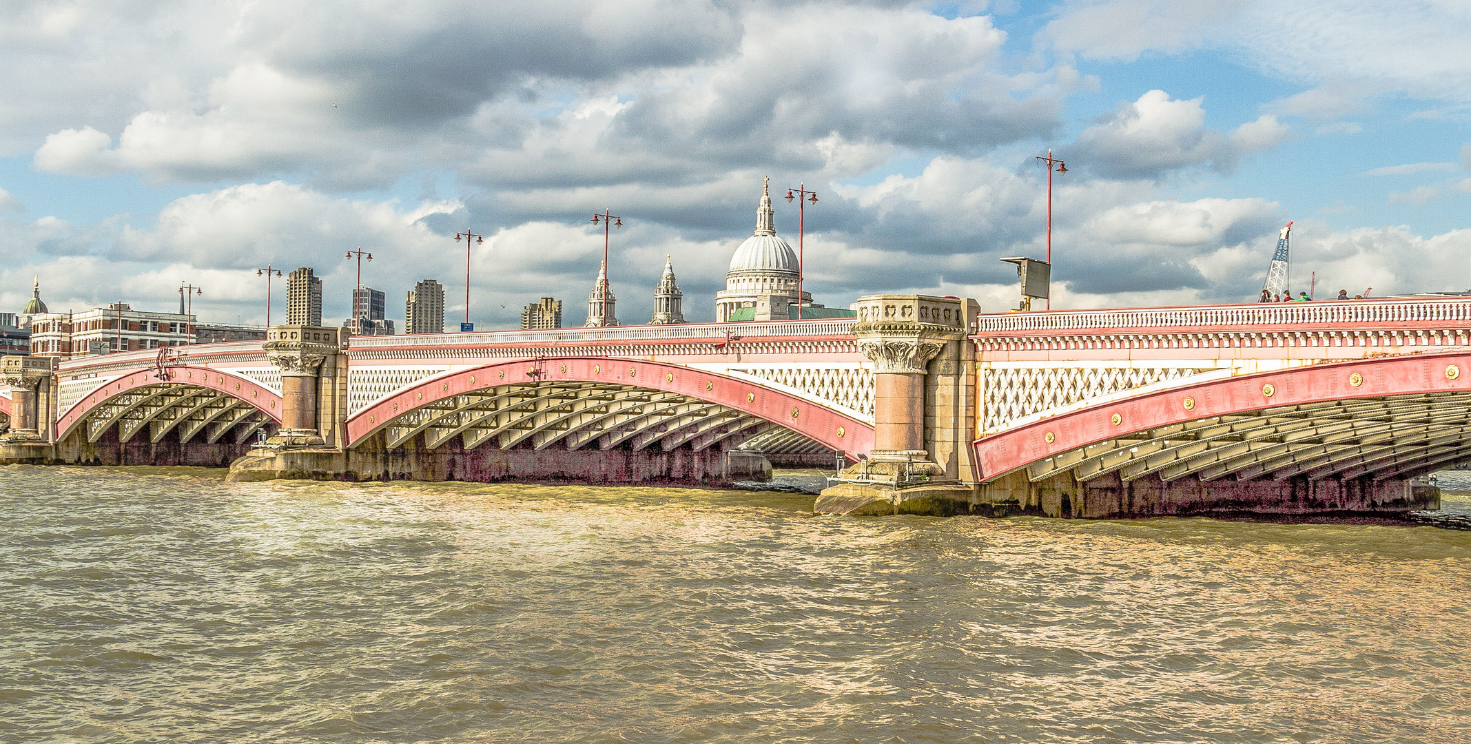 Blackfriars Bridge, London, mit St Pauls Cathedral im Hintergrund