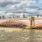 Blackfriars Bridge, London, mit St Pauls Cathedral im Hintergrund