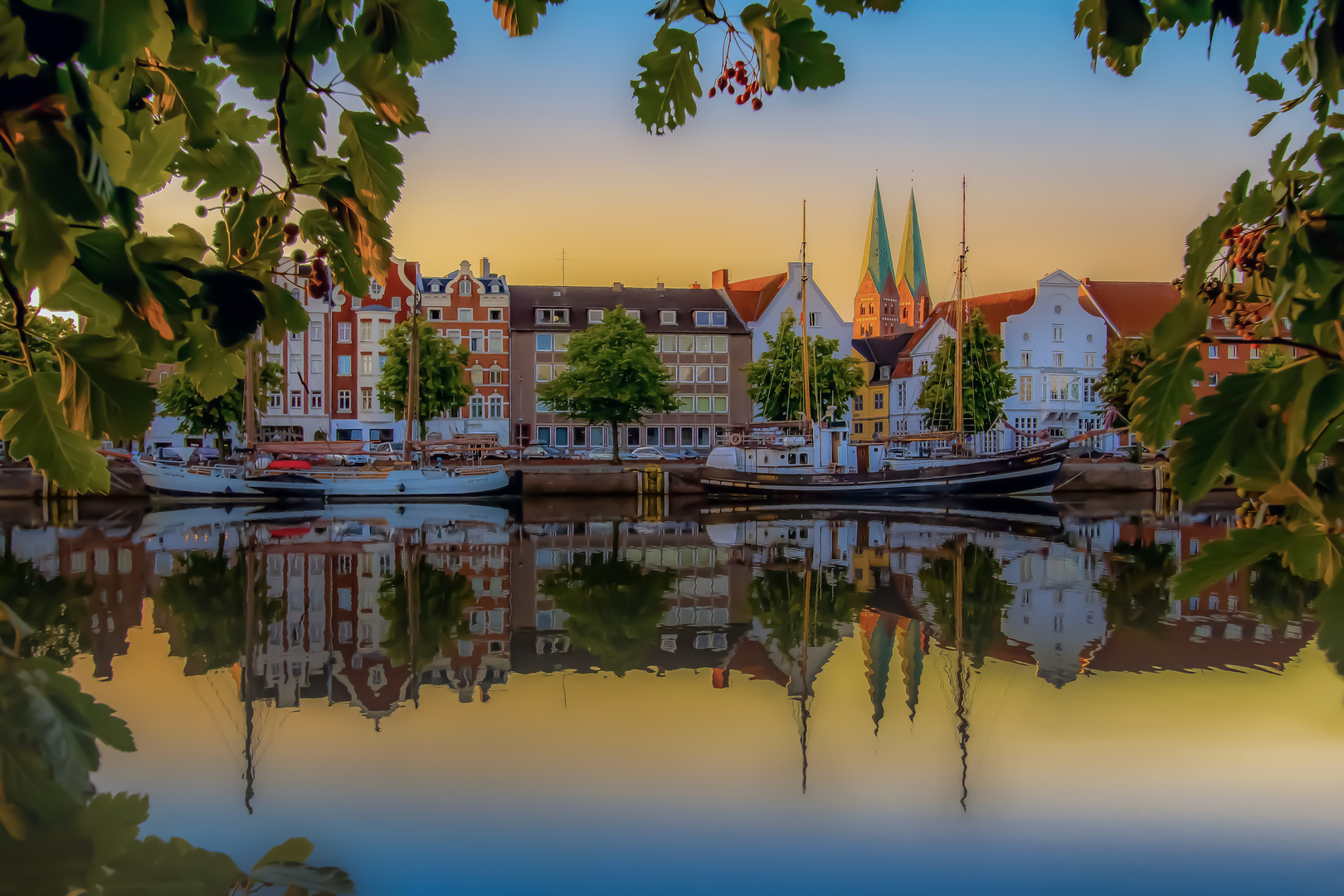 Blätterrahmung mit Durchblick