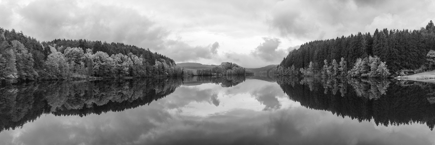 Blaibacher See Panorama in S/W