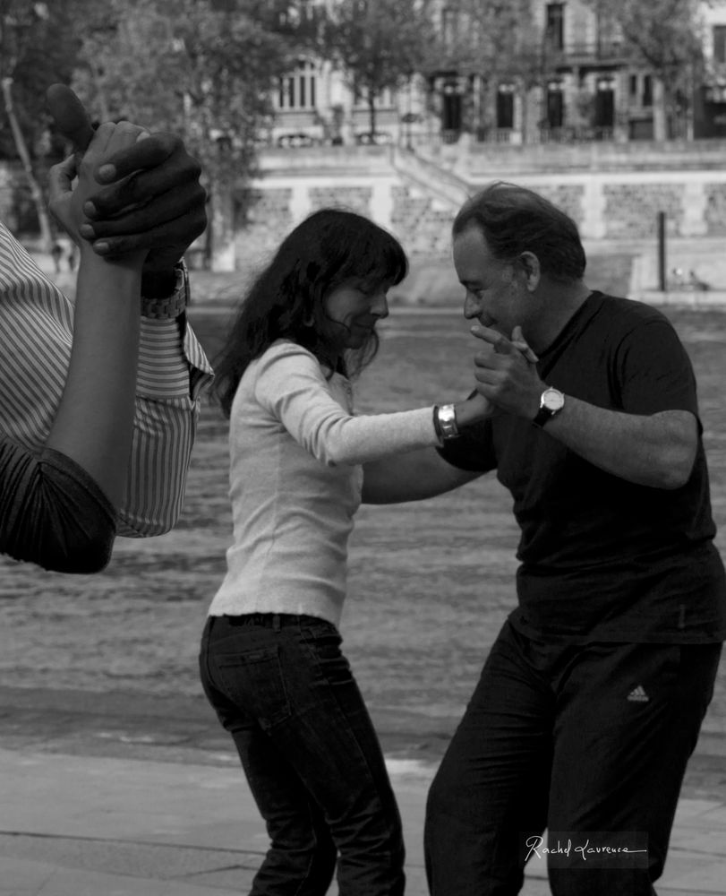 Blanc et noir sur des mains enlacées dans la danse... Paris Bords de Seine