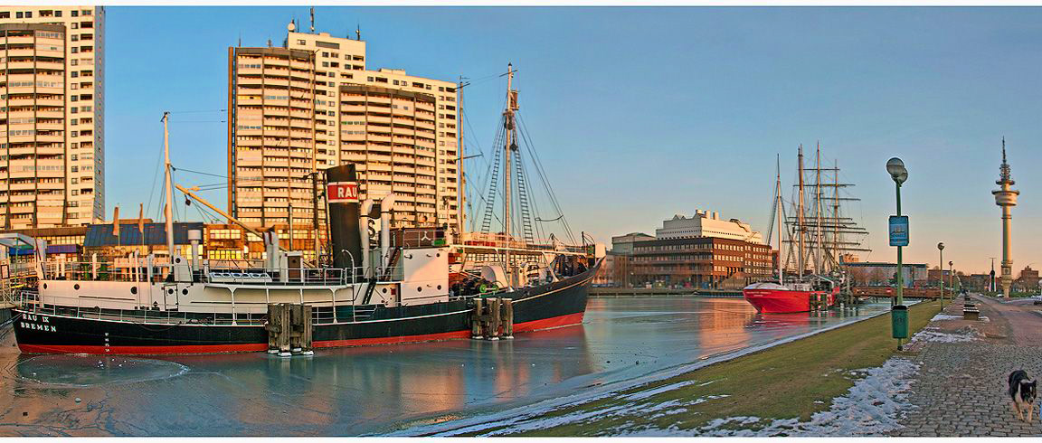 Blankes Eis im Museumshafen in Bremerhaven