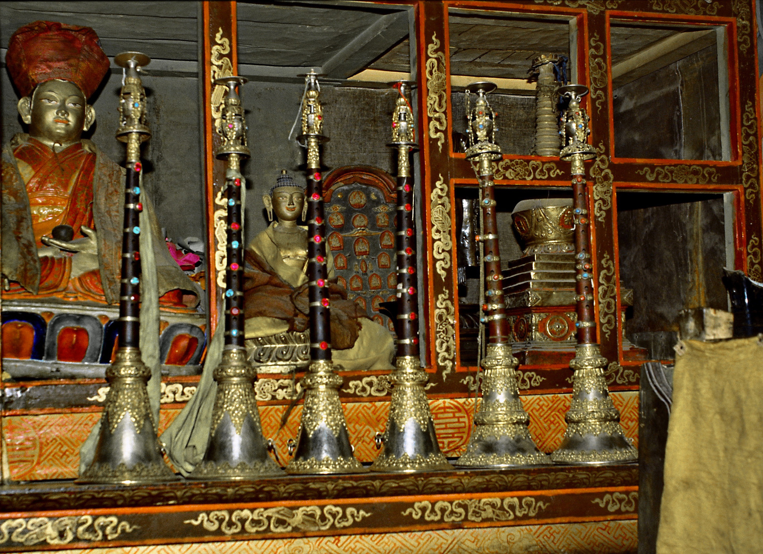 Blasinstrumente  in einem Kloster 