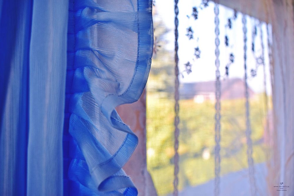 Blau am Fenster