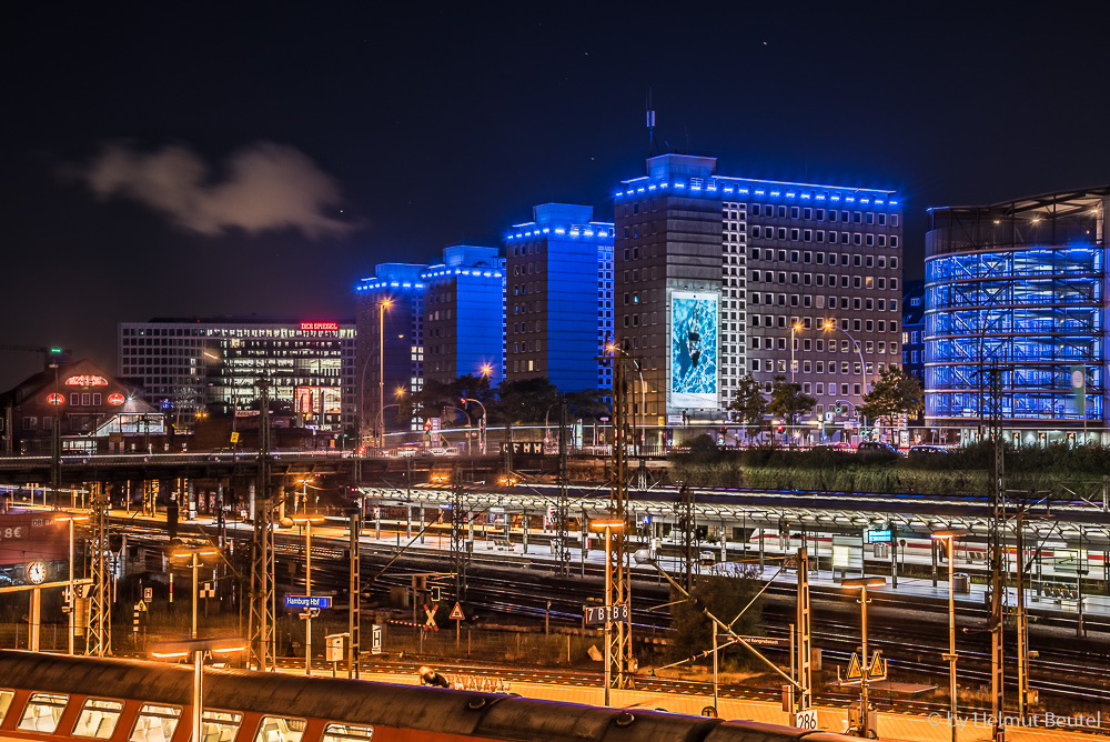 Blau beleuchtet "City Hochhäuser"