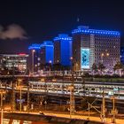 Blau beleuchtet "City Hochhäuser"