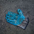 Blau bemalter Handschuh, fröhlich winkend