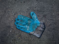 Blau bemalter Handschuh, fröhlich winkend