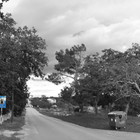 Blau - Blick auf eine Straße durch das Dorf Braikovici