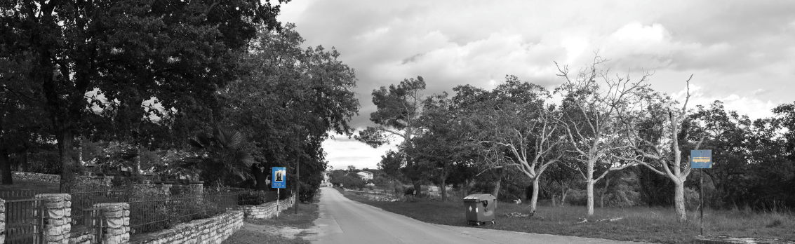 Blau - Blick auf eine Straße durch das Dorf Braikovici