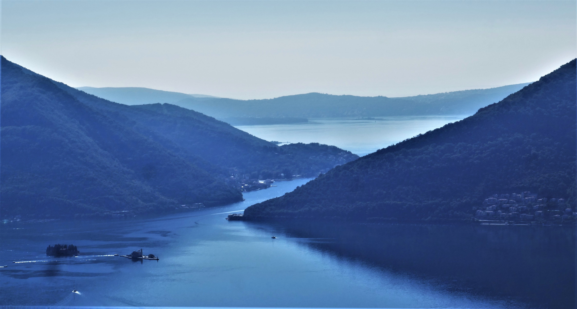 Blau der Himmel, das Meer und die Berge