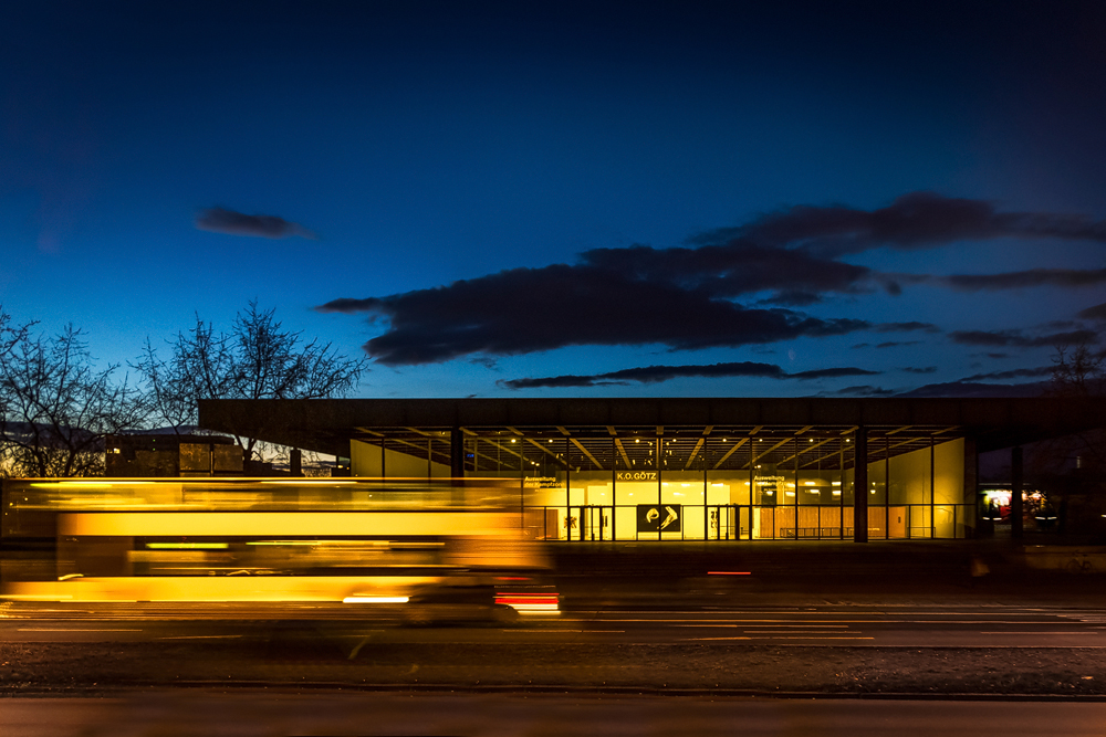 Blau-gelbe Stunde an der Neuen Nationalgalerie