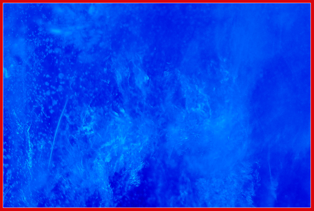 blau im Rot II