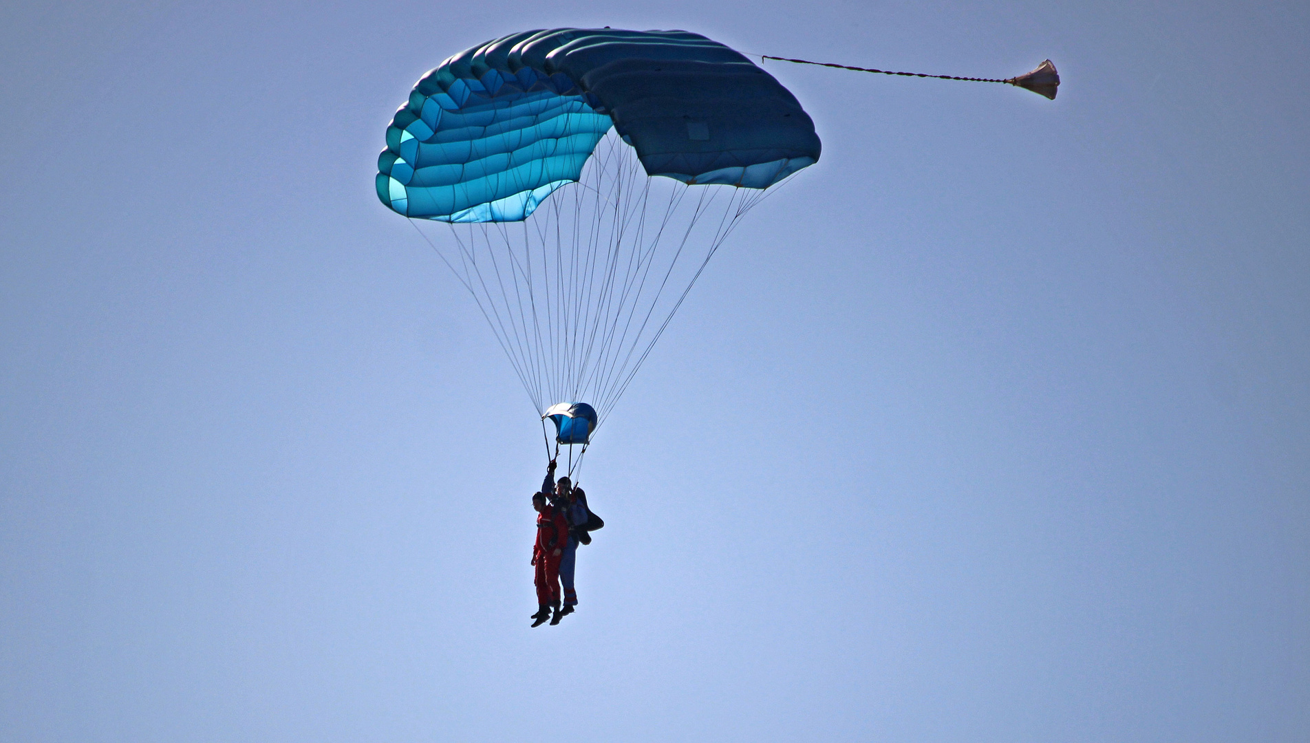 Blau ist der Fallschirm