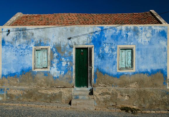 Blau, leicht verblasst