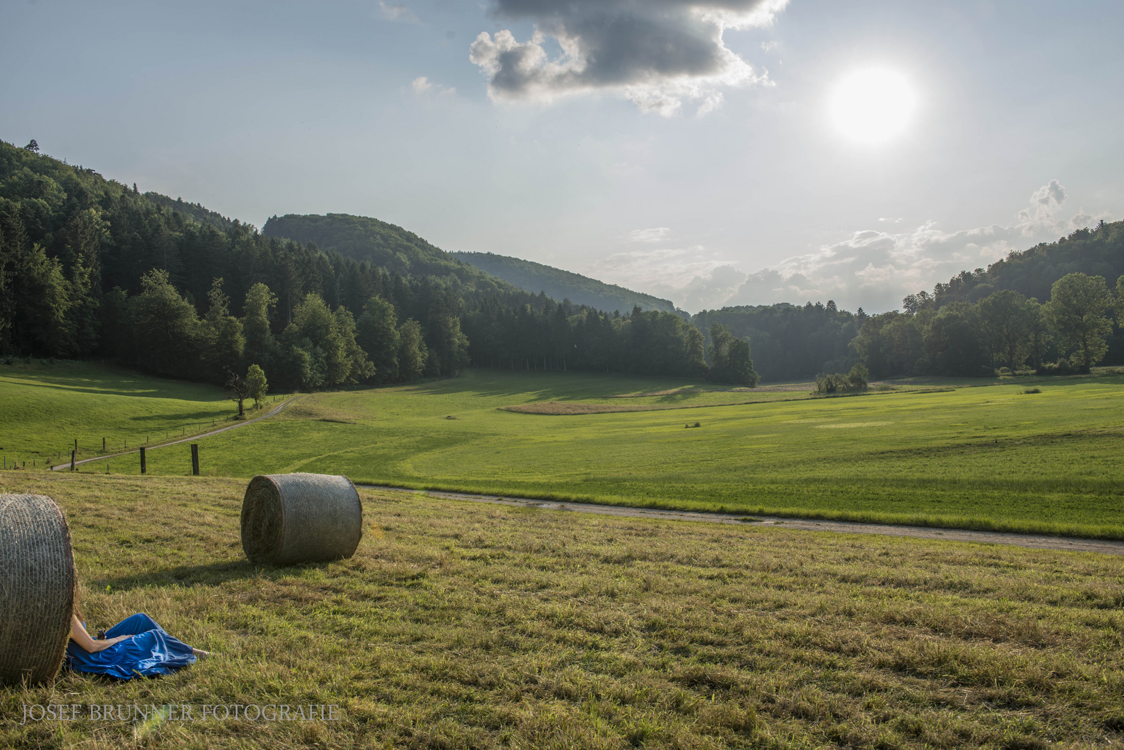 Blau mit grauer Wolke