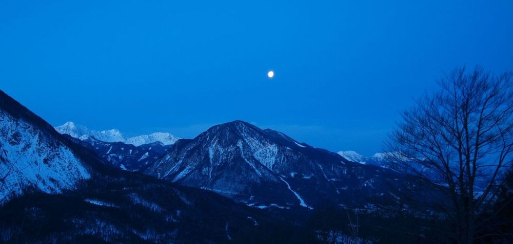 Blau mit Mond