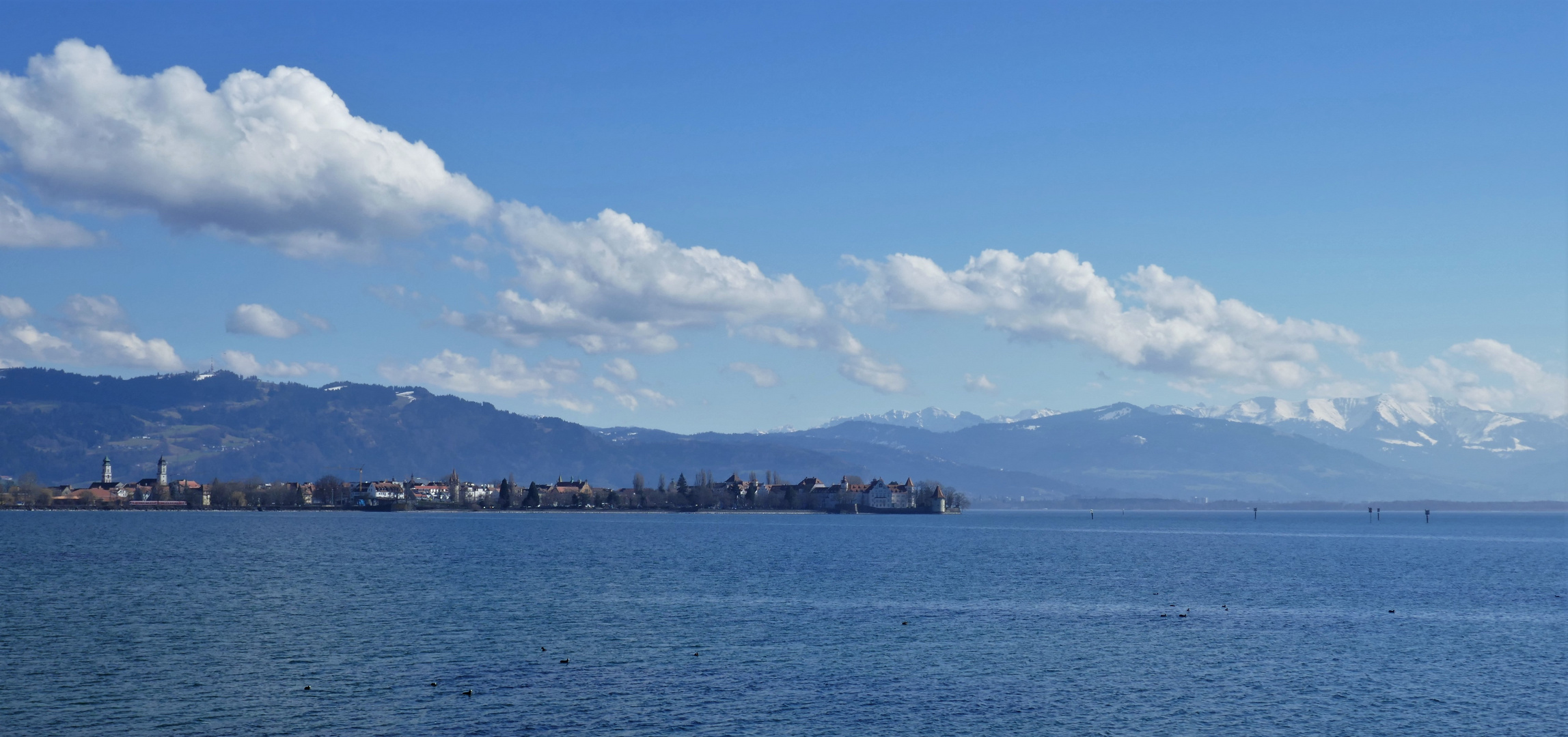 Blau mit weißem Wolkenduft