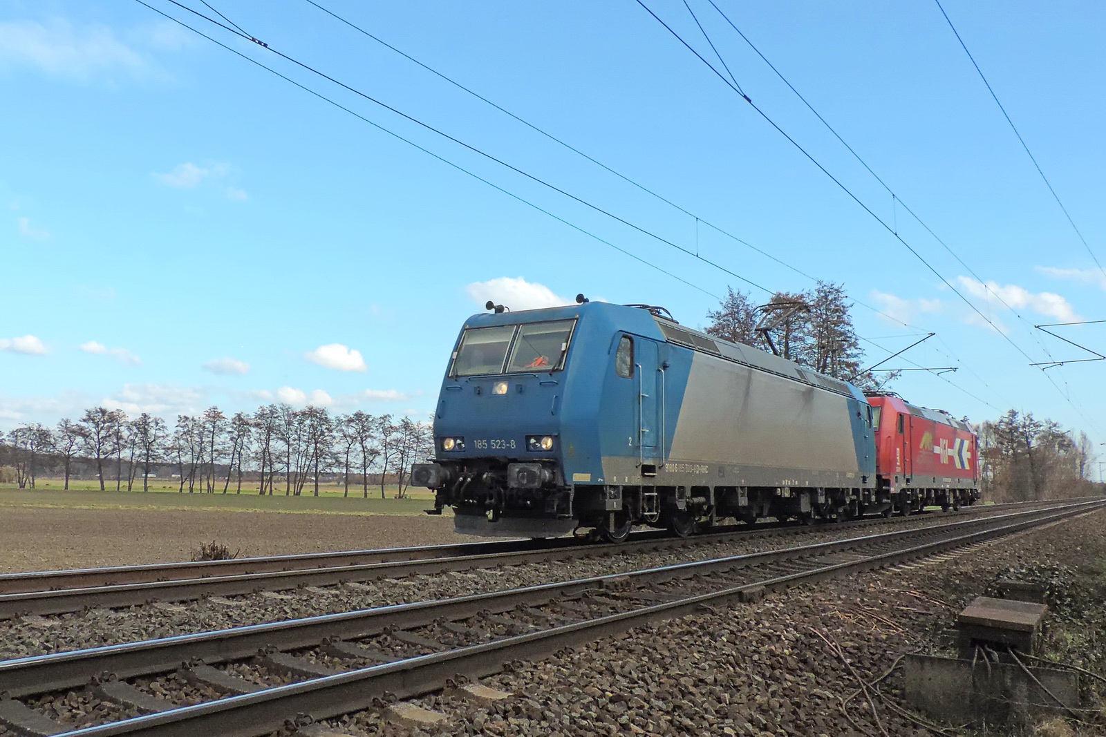 Blau-rotes Tandem - 185 523-8 und eine Lok der HGK