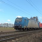 Blau-rotes Tandem - 185 523-8 und eine Lok der HGK