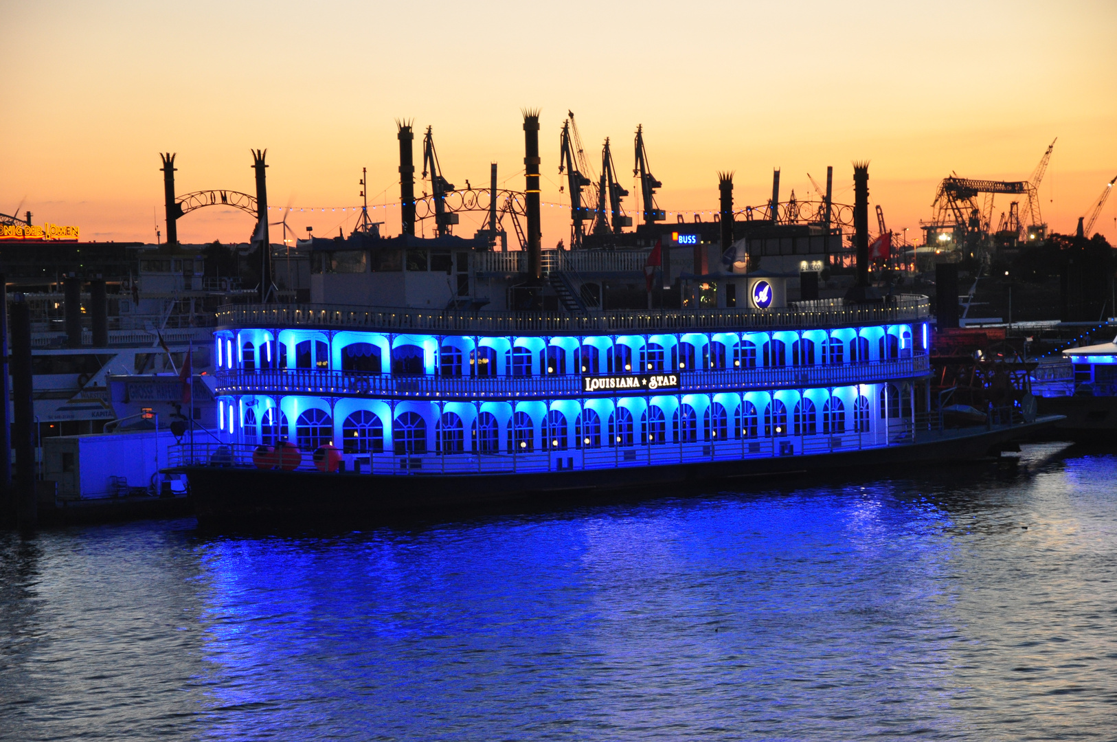 Blau trifft Rot in der Abenddämmerung am Hamburger Hafen