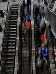 blau und rot auf der rolltreppe ...