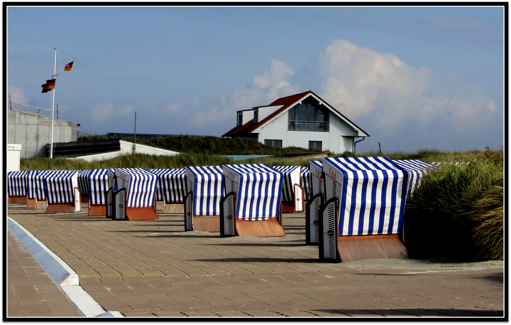 blau-weiß gestreifte Strandparade