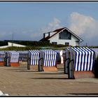 blau-weiß gestreifte Strandparade