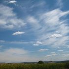 blau-weißer Himmel im Juni