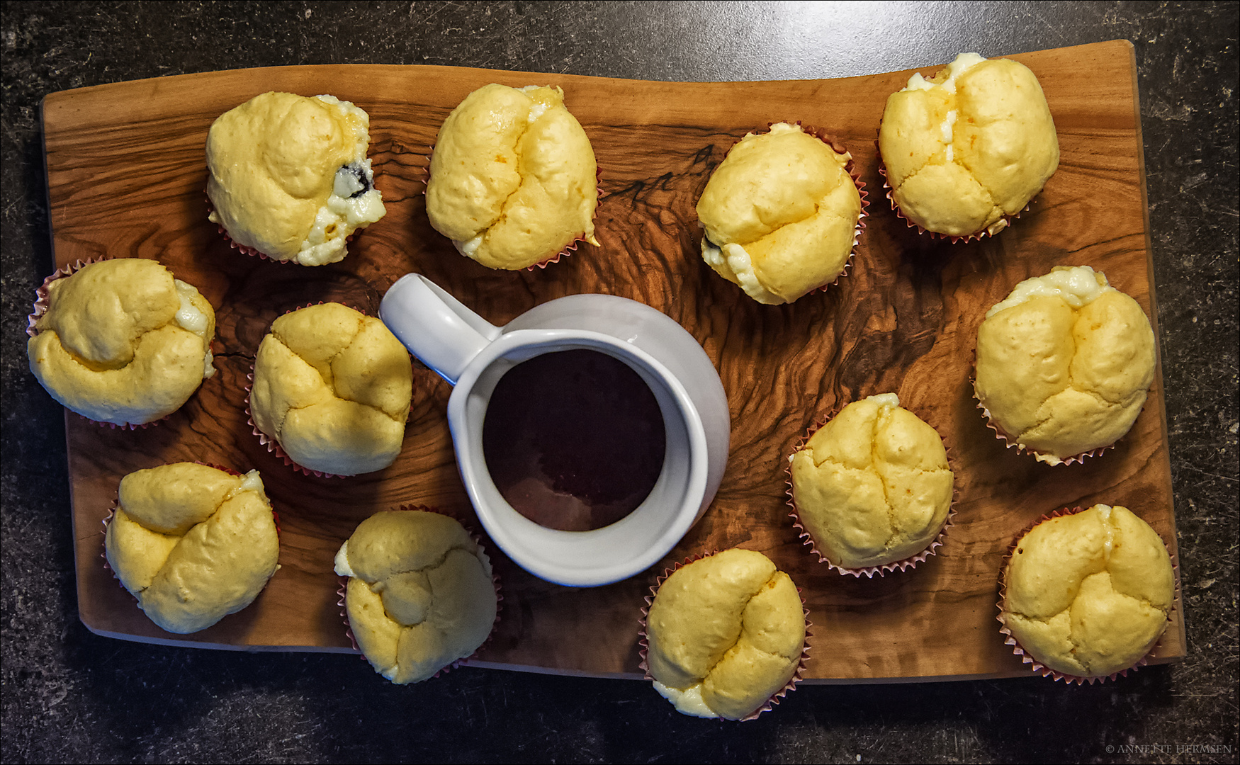 Blaubeermuffins mit Heidelbeersoße Foto &amp; Bild | stillleben, essen ...
